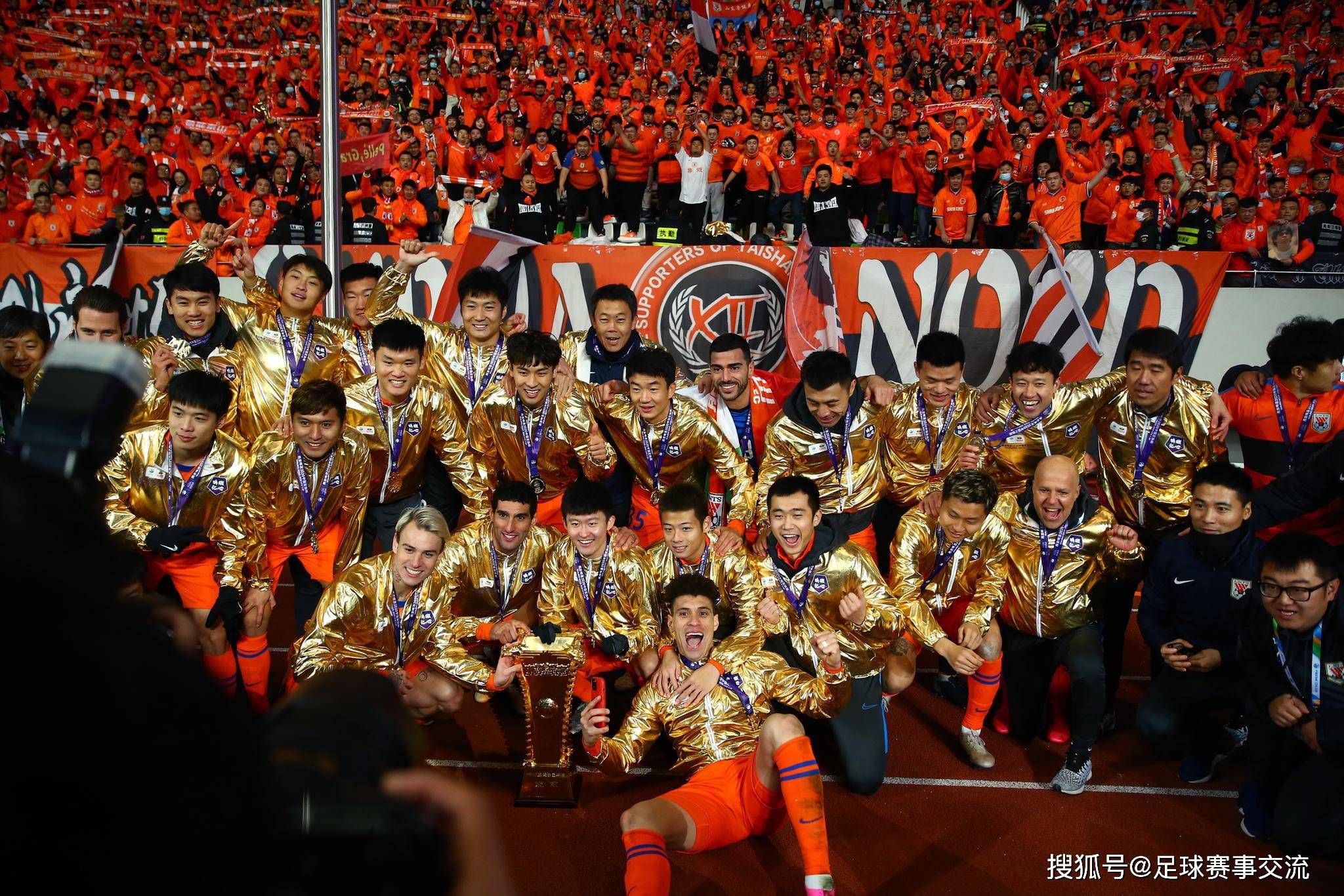 球员全新装备亮相足球比赛现场