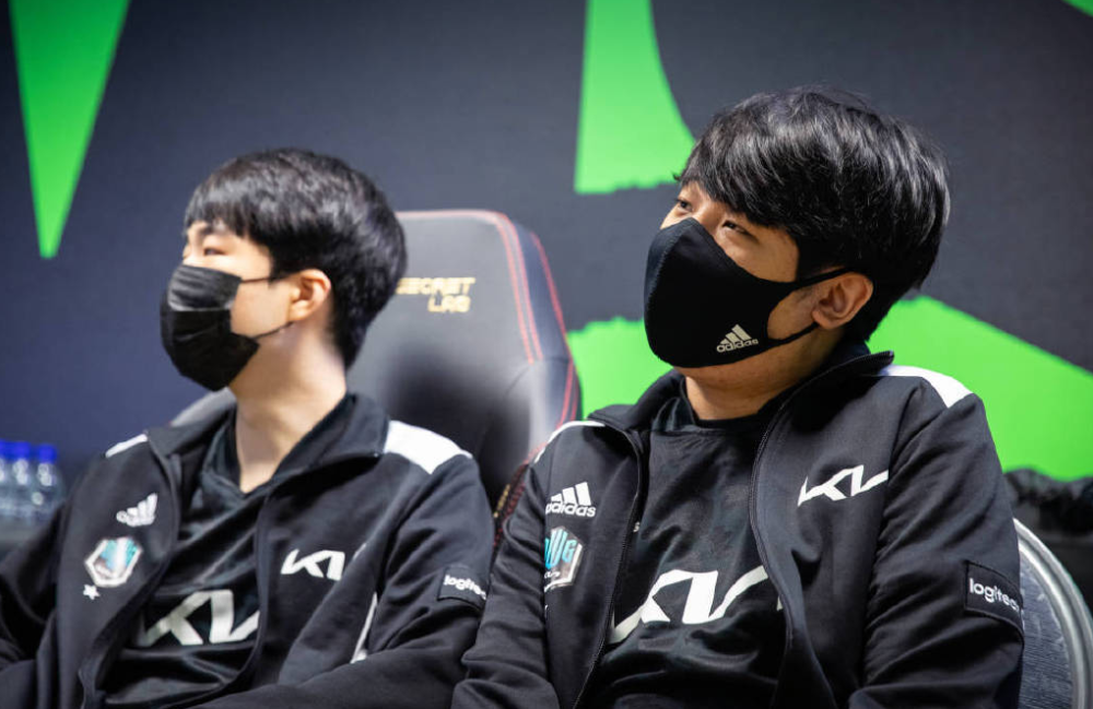 熊猫体育手机客户端-MAD力克IG，ShowMaker线上压制力十足宿敌对决四强赛，点燃全场激情