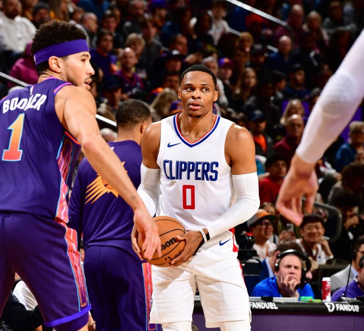 快船全队发挥出色,轻松战胜对手 快船全队发挥出色,轻松战胜对手