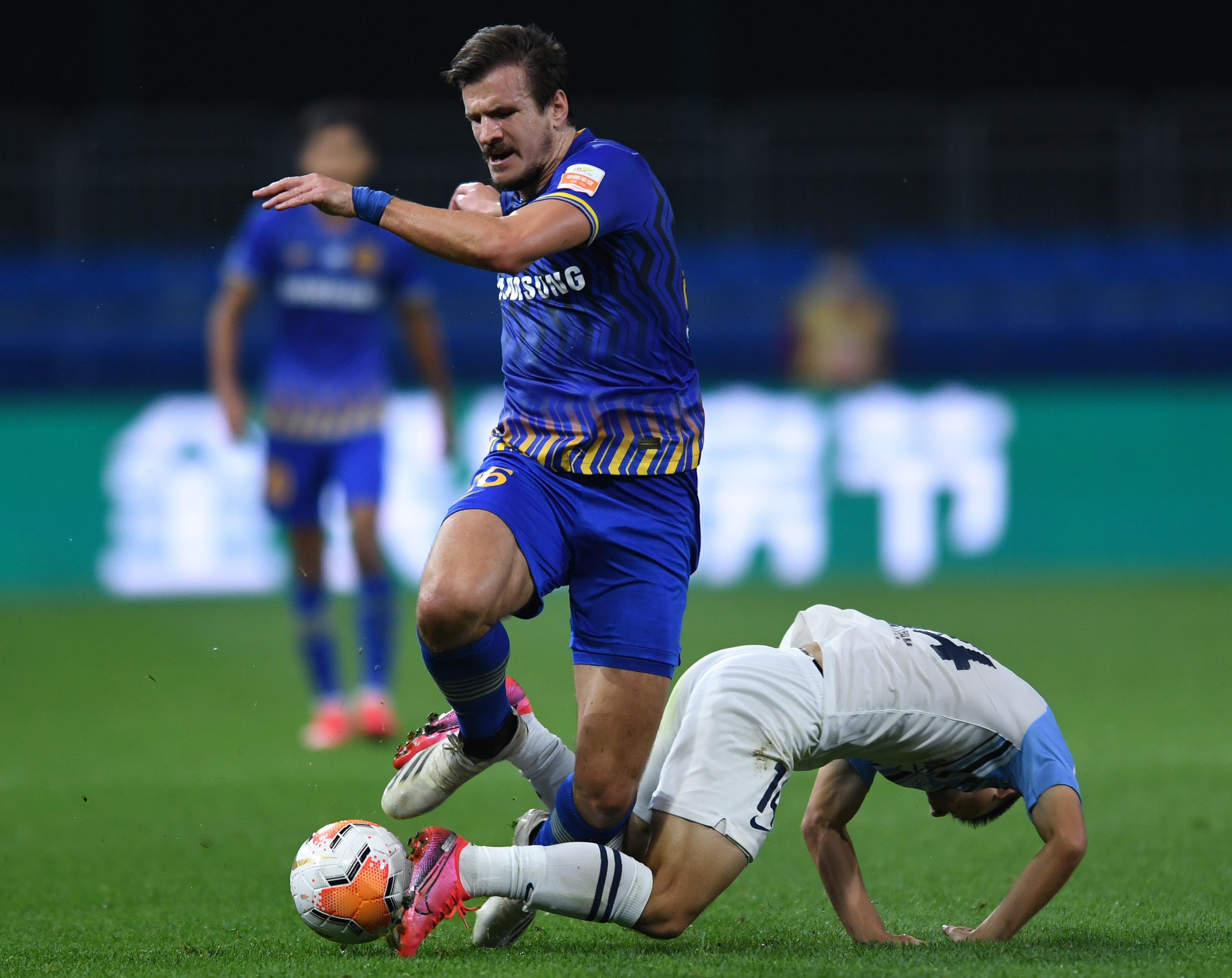 富力主场告捷，苏宁遭遇四连败的简单介绍